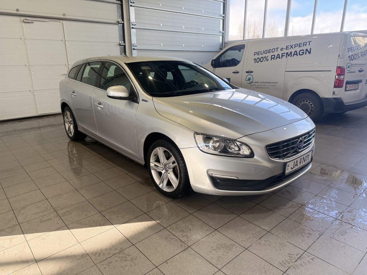 Volvo V60 D6 Momentum Plug-In Hybrid
