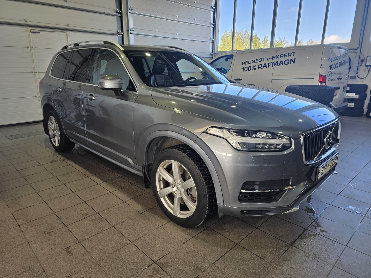 Volvo XC90 Momentum T8 Plug-In Hybrid